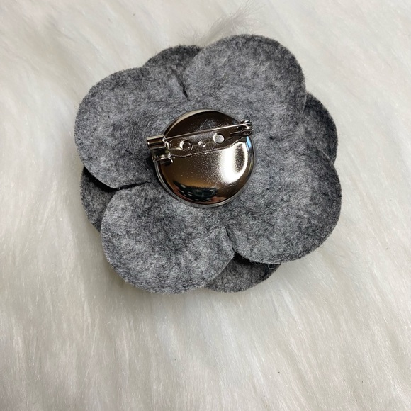 Camellia brooch - Picture 2 of 2